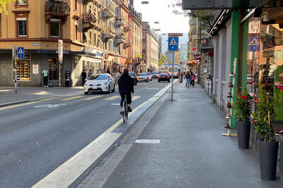 Velos dürfen in Ausnahmefälle aufs Trottoir – sonst ist es für den Fussverkehr vorgesehen.