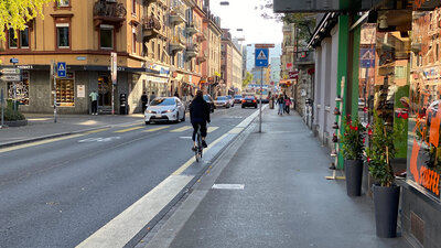 Velos dürfen in Ausnahmefälle aufs Trottoir – sonst ist es für den Fussverkehr vorgesehen.