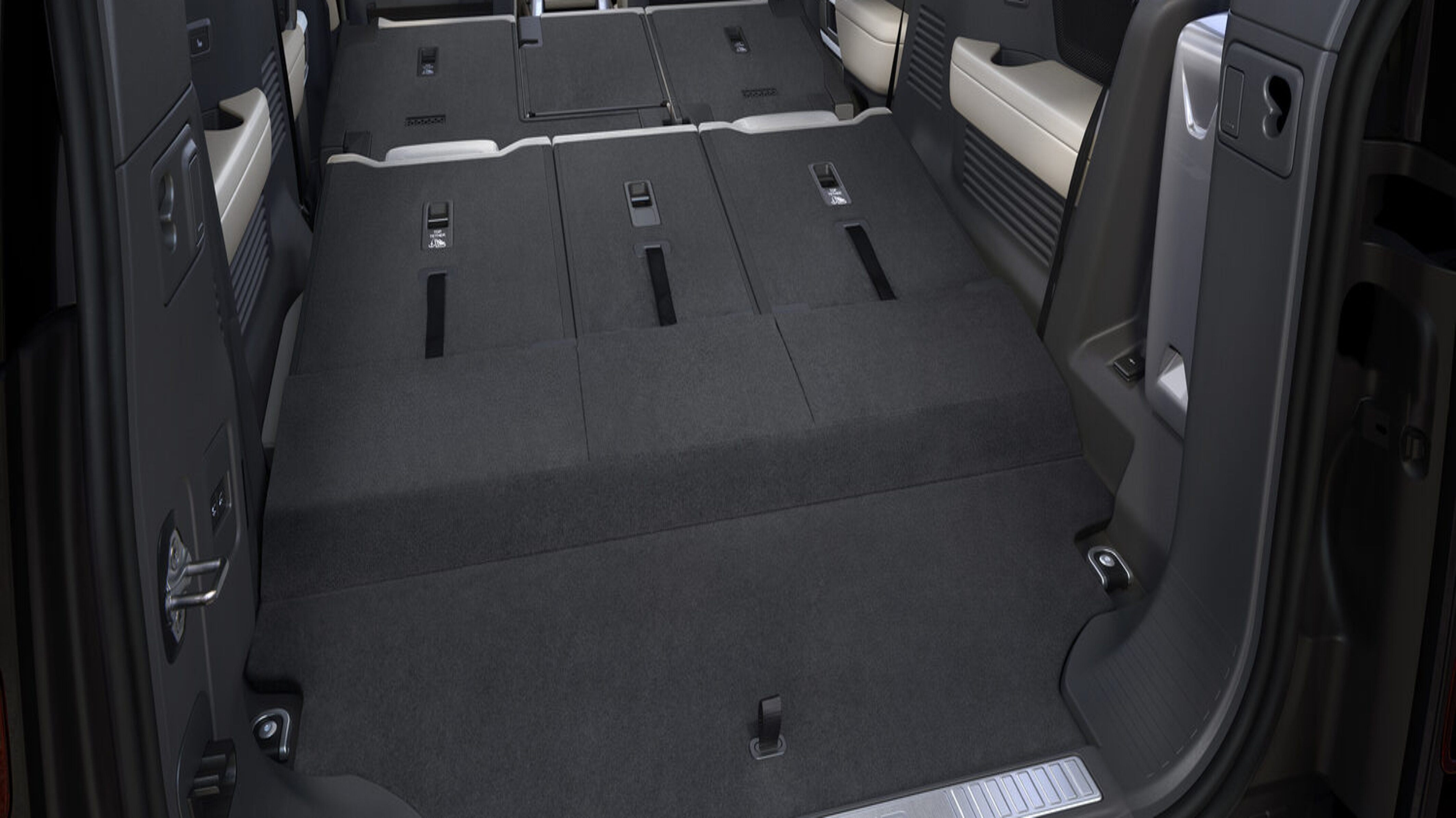 Innenraum des Land Rover Defender mit umgeklappten Sitzen