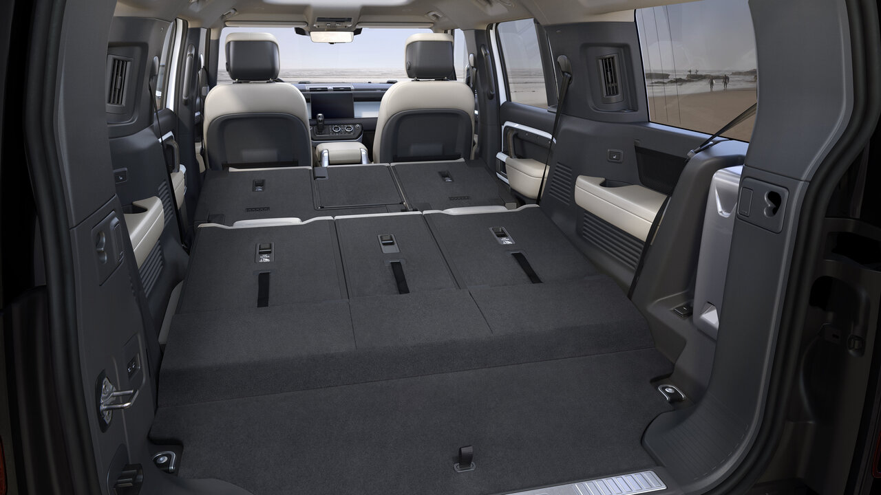 Innenraum des Land Rover Defender mit umgeklappten Sitzen