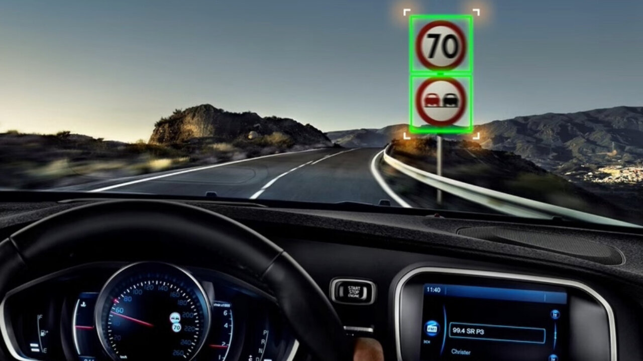 Das ab Juli für alle EU-Neuwagen verlangte Sicherheitssystem ISA birgt Risiken, weil die Schildererkennung unzuverlässig arbeitet. Bild: Volvo Cars