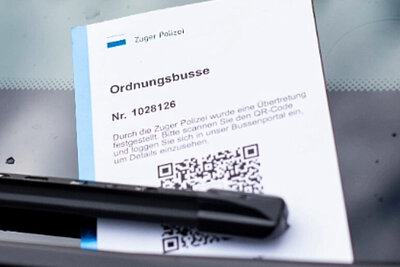 Die häufigste Ordnungsbusse: Der Zettel an der Windschutzscheibe, nachdem man beim Falschparkieren erwischt wurde. Bild: Zuger Polizei