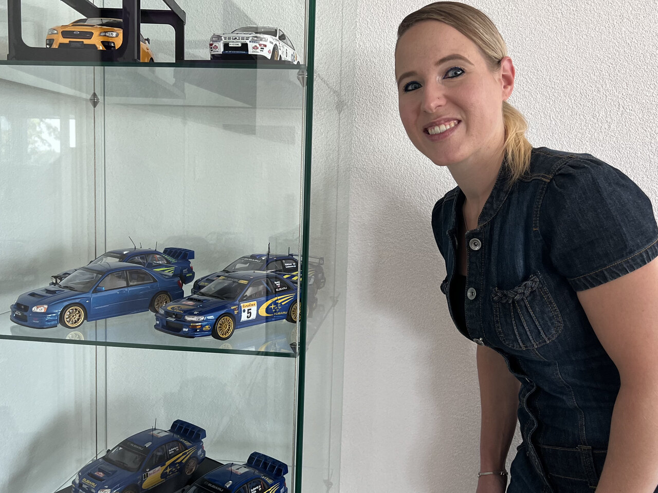 Im Wohnzimmer von Tanja Brunner steht zentral eine Vitrine mit Impreza WRX-Modellen.