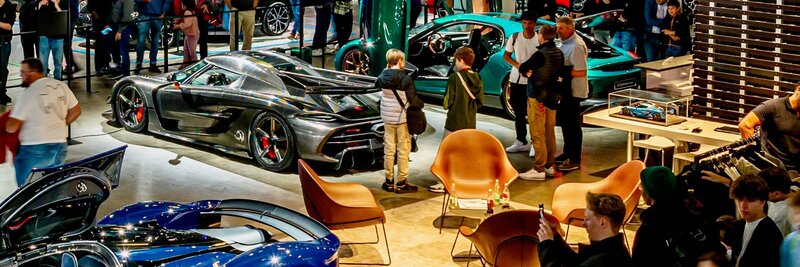 Besucher an der Auto Zürich