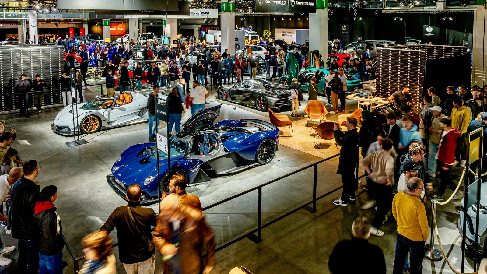 Besucher an der Auto Zürich