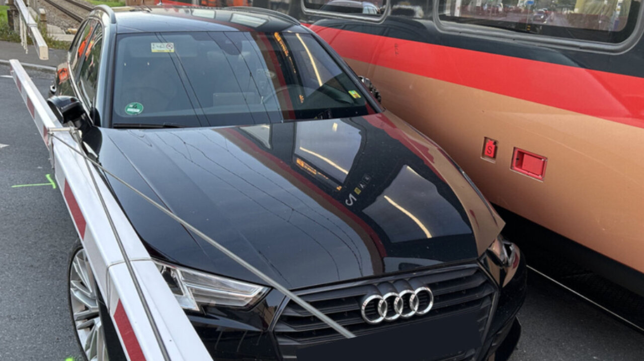 2. Oktober 2023, Wollerau SZ:  Ein 42-jähriger Autofahrer blieb mit seinem Wagen im stockenden Verkehr auf dem Bahnübergang stecken, als sich die Schranken senkten. Verletzt wurde niemand. Bild: Kantonspolizei Schwyz