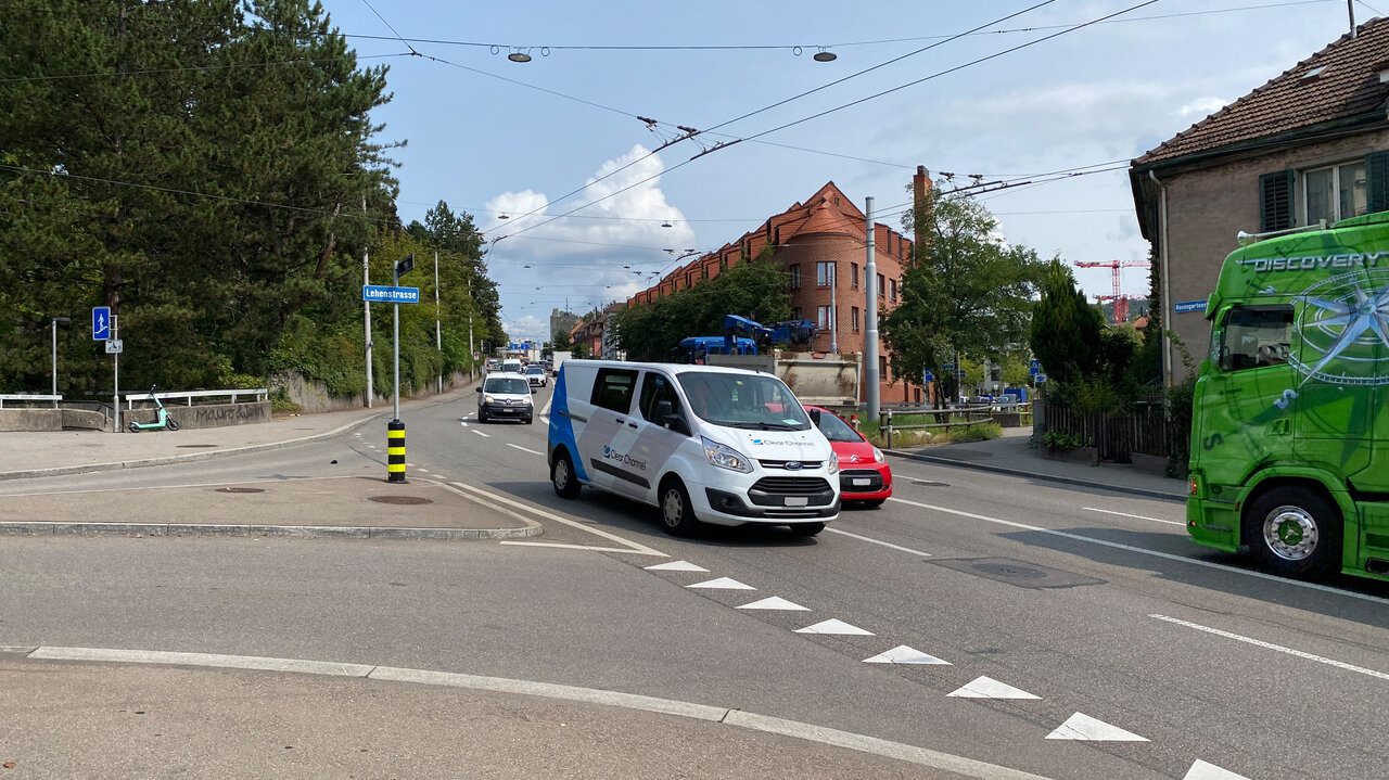 In der Kurve zwischen Buchegg- und Rosengartenstrasse kann man heute bereits via Unterführung die Strasse queren.