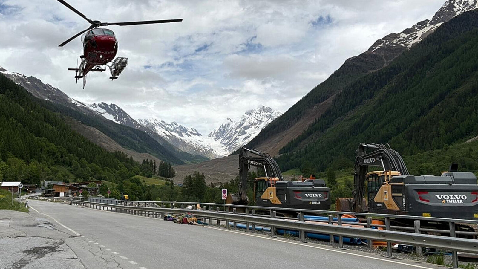Am 28. Mai kommt es oberhalb von Blatten im Lötschental zu einem Gletschersturz. Die Massen aus Eis, Schlamm und Geröll begraben das Walliser Dorf Blatten und den Weiler Ried unter sich. Bild: Kantonspolizei Wallis