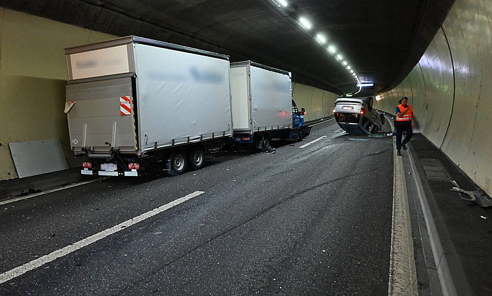 Warum der Mann übermüdet am Steuer sass, wird derzeit ermittelt. Bild: Kantonspolizei St. Gallen
