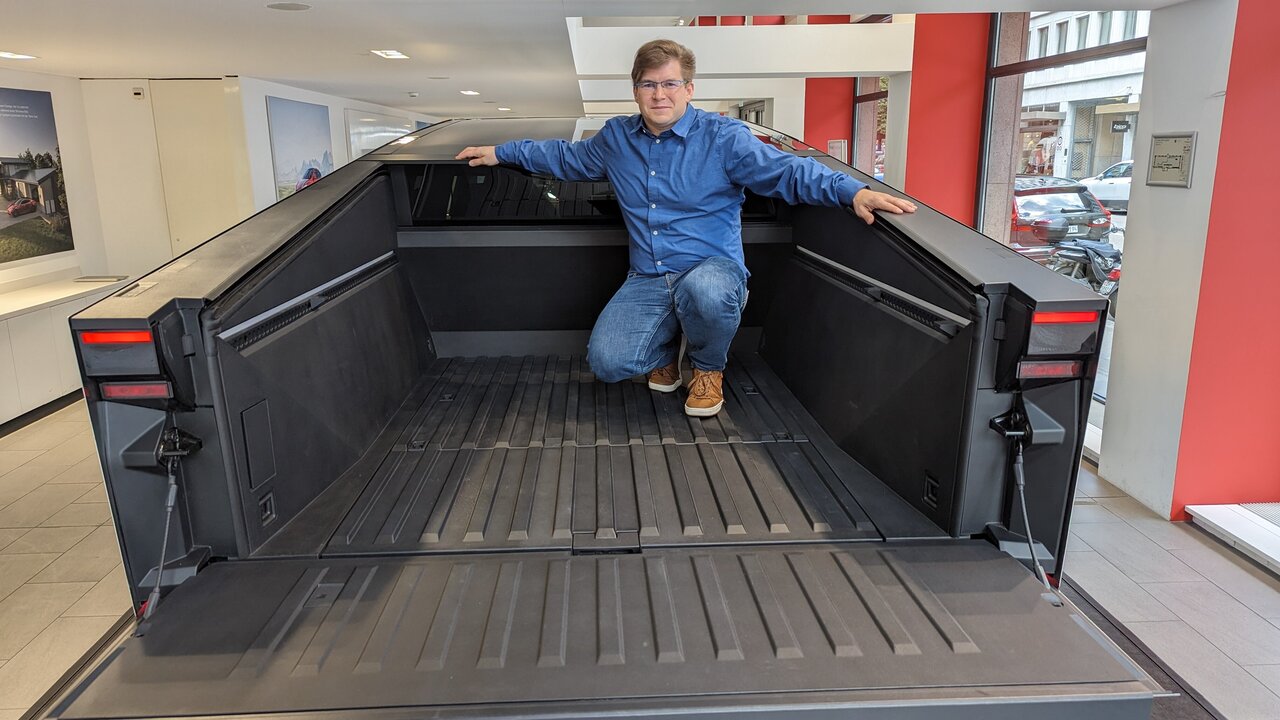 STREETLIFE-Auto-Checker Martin A. Bartholdi auf der Ladefläche des Tesla Cybertrucks