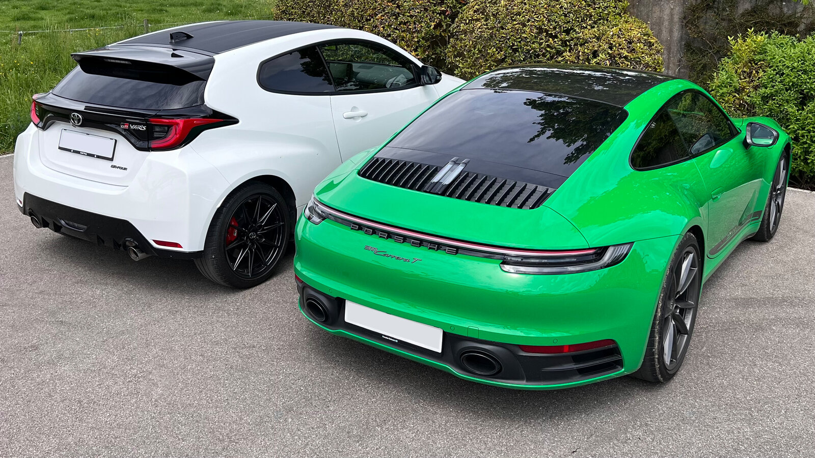 Toyota Yaris GR und einem Porsche 911 Carrera T