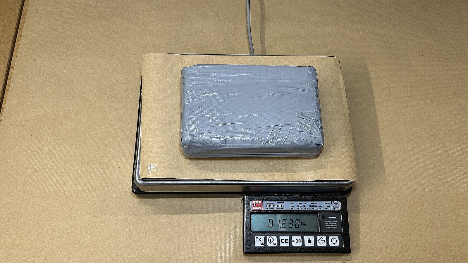 Die verpackten Drogen auf der Waage