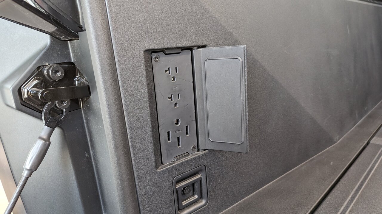 Steckdose auf der Ladefläche des Tesla Cybertruck