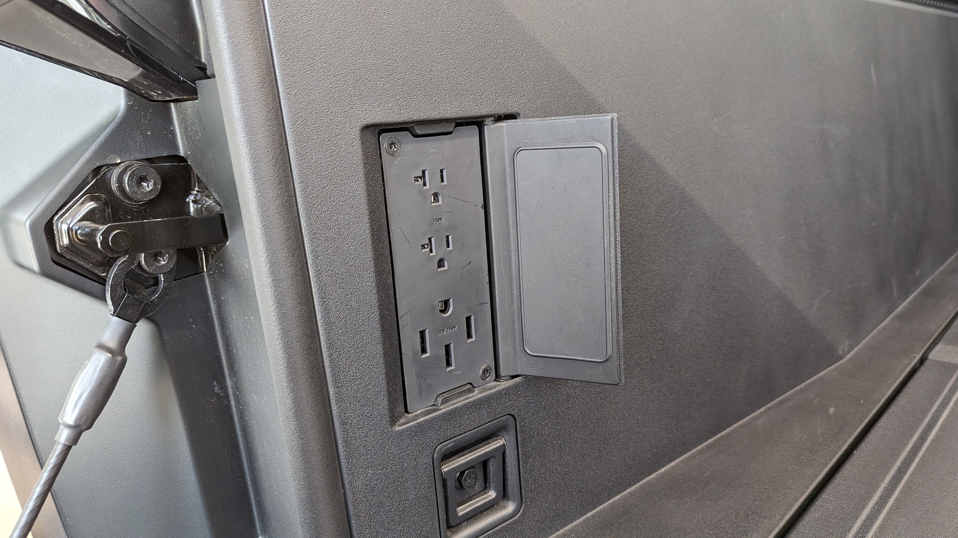 Steckdose auf der Ladefläche des Tesla Cybertruck