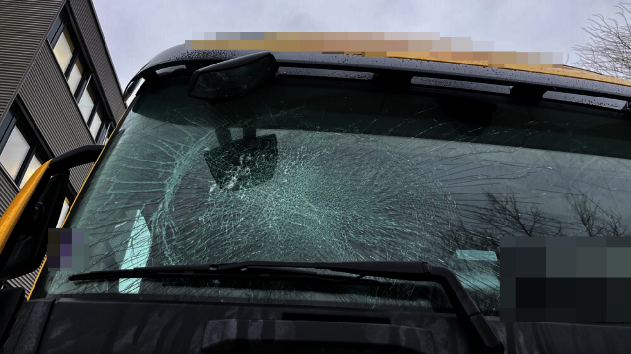 Im Kanton Aargau kam es am Montag gleich zu zwei Unfällen durch Eis, das von Autodächern heruntergefallen war. Zuerst traf es in Kölliken AG einen Sattelschlepper. Danach erwischte es ein Auto auf der Autobahn A3 bei Rheinfelden AG. In beiden Fällen wurde die Frontscheibe der Fahrzeuge beschädigt. Die Insassen blieben glücklicherweise unverletzt. Bild: Kapo AG