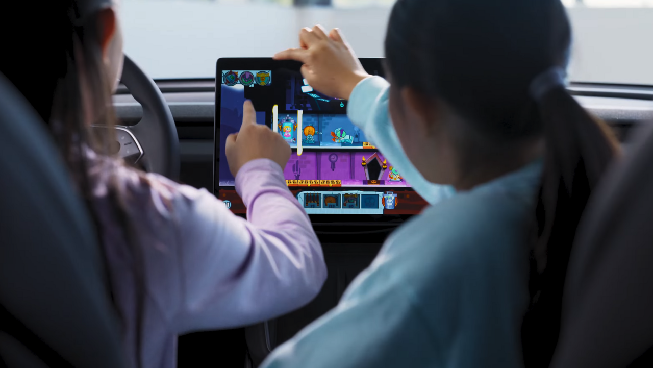 Computerspiel auf dem Bildschirm im Tesla