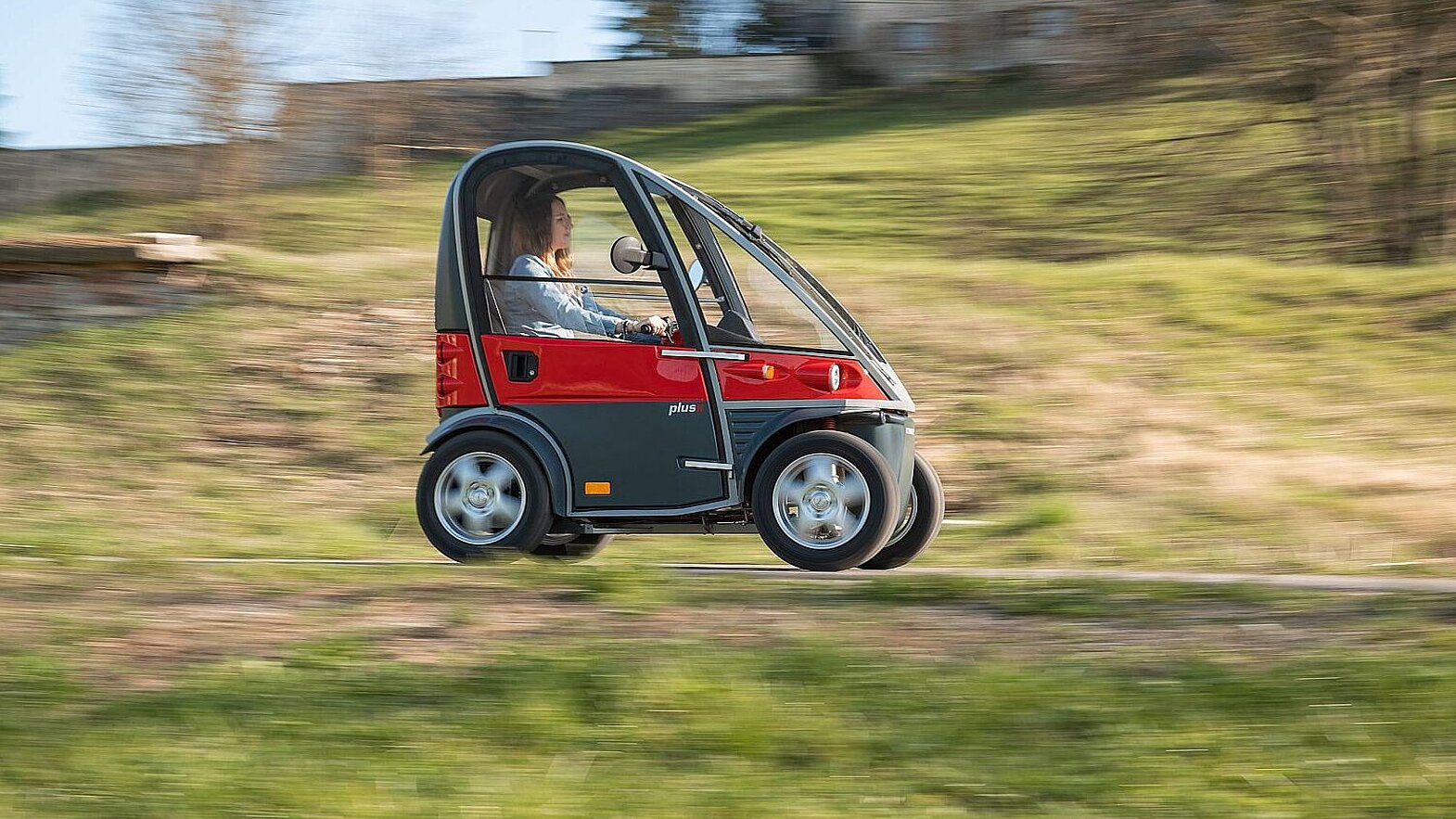 Der Kyburz Plus II fährt durch die Landschaft