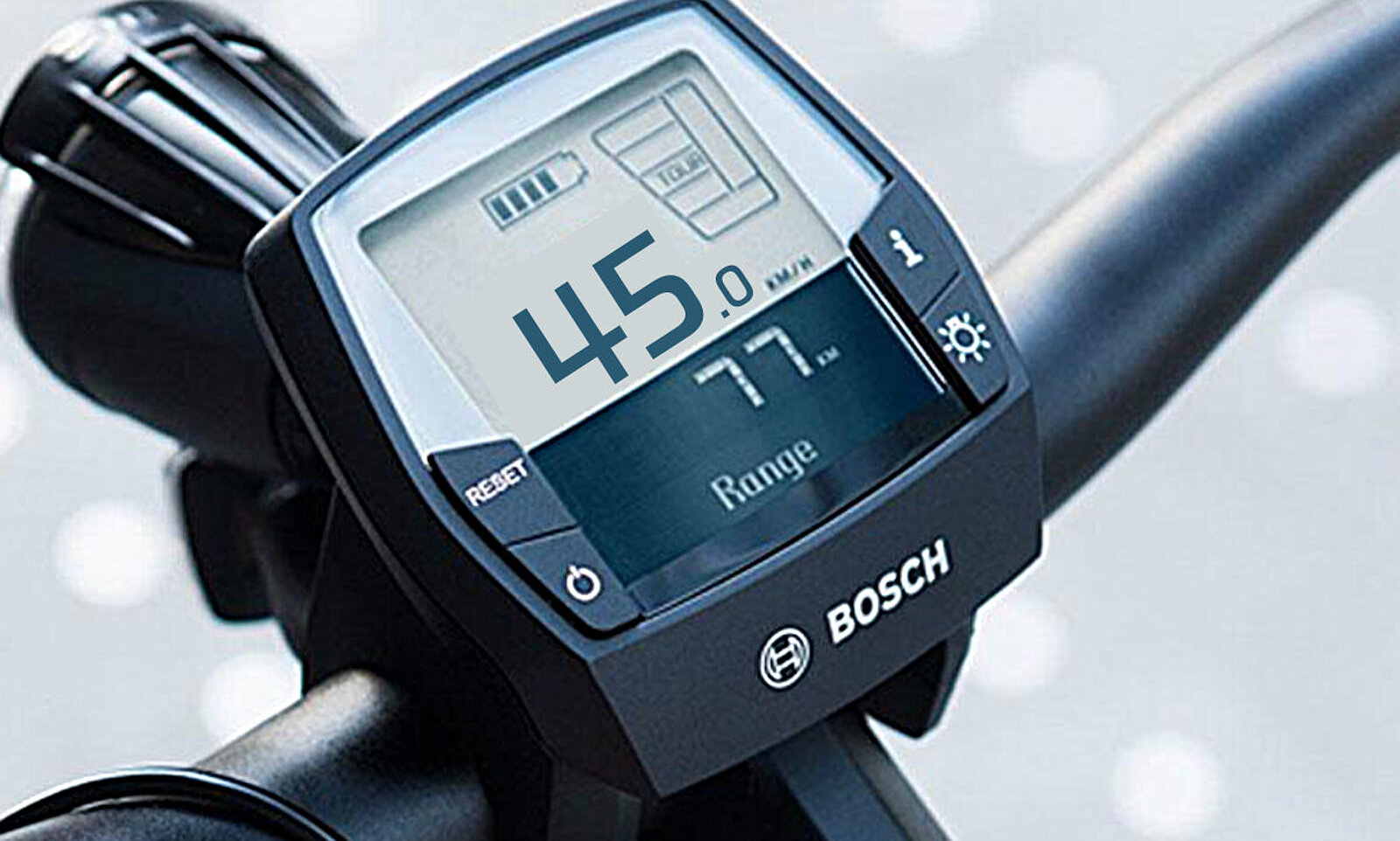Wer auf seinem E-Bike mit 45 km/h in der 30er-Zone unterwegs ist, der wird maximal mit 30 Franken gebüsst. Für Autofahrende hingegen kann das richtig teuer werden. Bild: STREETLiFE