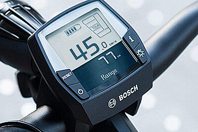 Wer auf seinem E-Bike mit 45 km/h in der 30er-Zone unterwegs ist, der wird maximal mit 30 Franken gebüsst. Für Autofahrende hingegen kann das richtig teuer werden. Bild: STREETLiFE