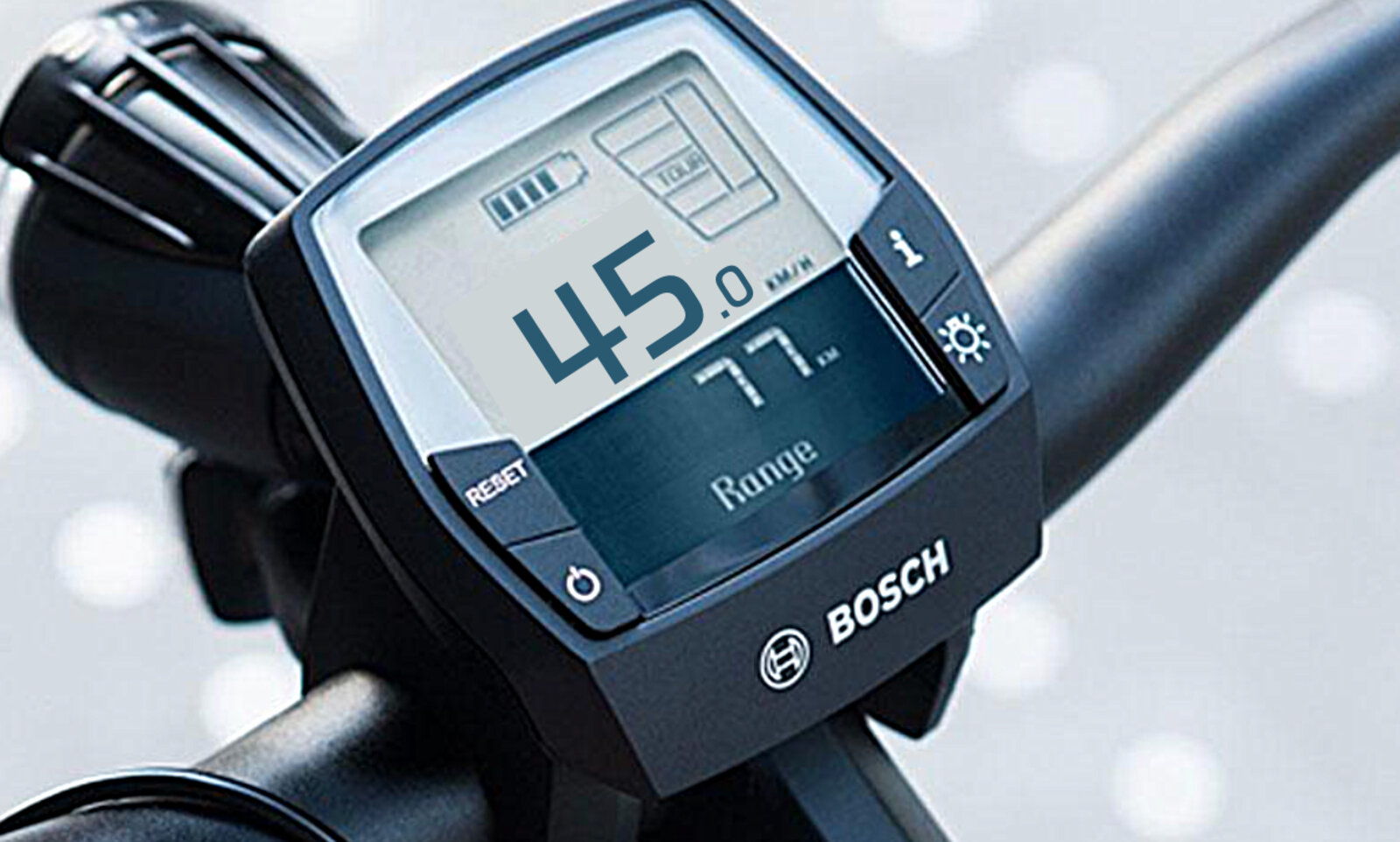 Wer auf seinem E-Bike mit 45 km/h in der 30er-Zone unterwegs ist, der wird maximal mit 30 Franken gebüsst. Für Autofahrende hingegen kann das richtig teuer werden. Bild: STREETLiFE