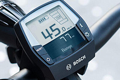 Wer auf seinem E-Bike mit 45 km/h in der 30er-Zone unterwegs ist, der wird maximal mit 30 Franken gebüsst. Für Autofahrende hingegen kann das richtig teuer werden. Bild: STREETLiFE