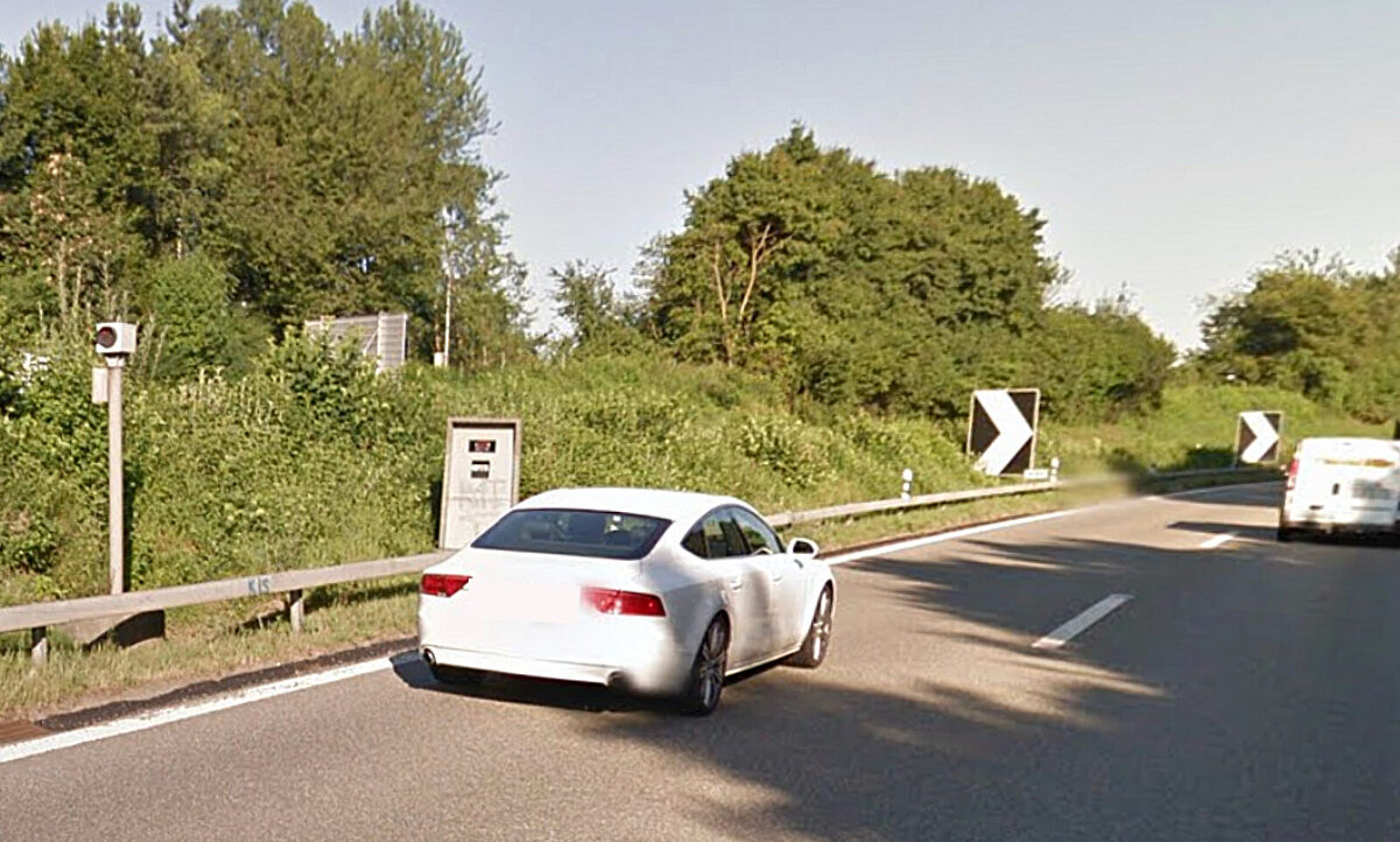 Beim Hagnauer-S raste der Ungare gleich zweimal in die Radarfalle. In einem Fall fuhr er 161 statt der erlaubten 80 Stundenkilometer. Bild: Google Streetview