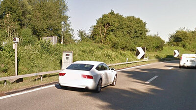 Beim Hagnauer-S raste der Ungare gleich zweimal in die Radarfalle. In einem Fall fuhr er 161 statt der erlaubten 80 Stundenkilometer. Bild: Google Streetview