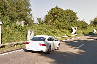 Beim Hagnauer-S raste der Ungare gleich zweimal in die Radarfalle. In einem Fall fuhr er 161 statt der erlaubten 80 Stundenkilometer. Bild: Google Streetview