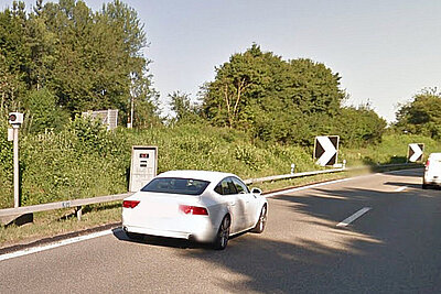 Beim Hagnauer-S raste der Ungare gleich zweimal in die Radarfalle. In einem Fall fuhr er 161 statt der erlaubten 80 Stundenkilometer. Bild: Google Streetview