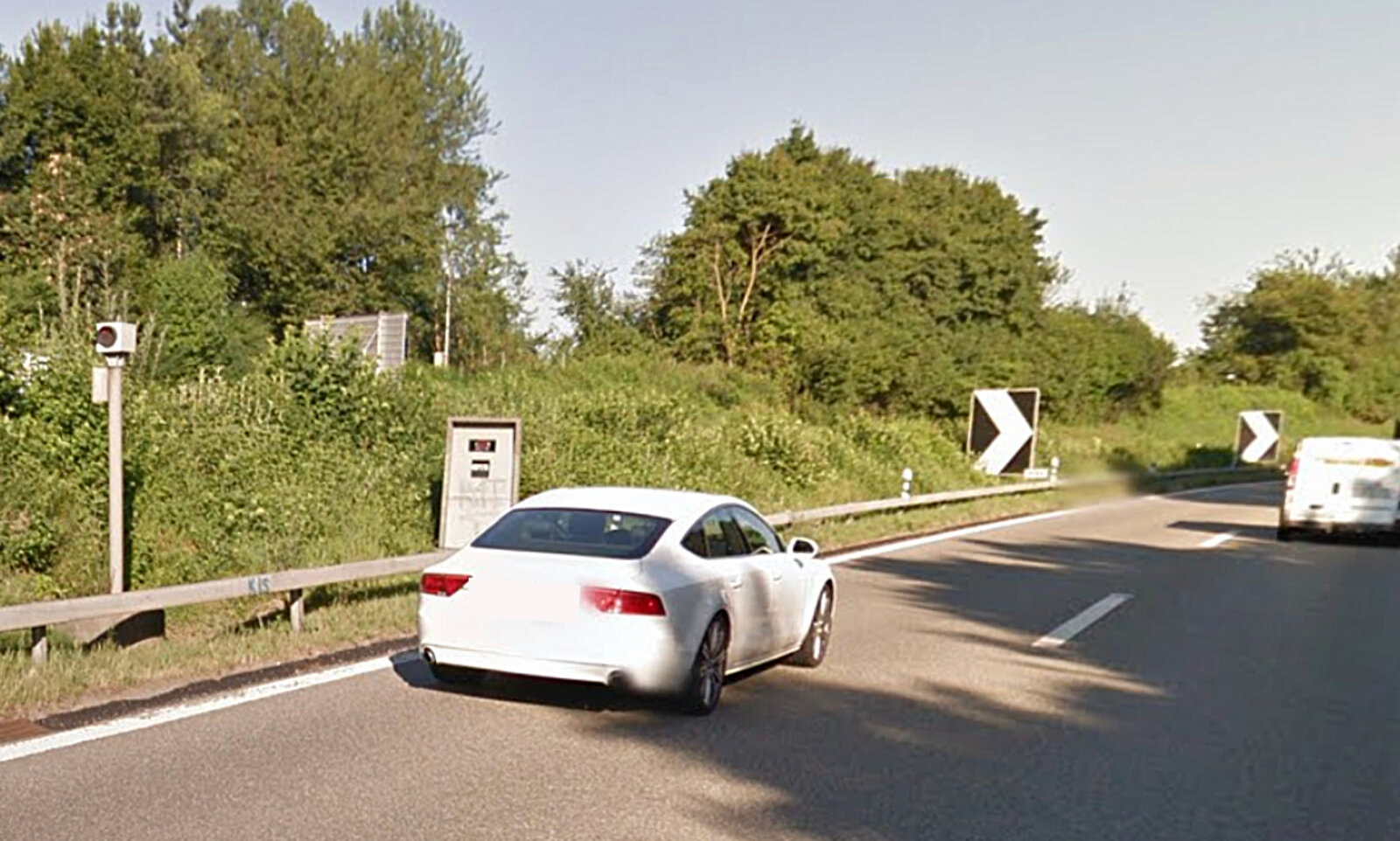 Beim Hagnauer-S raste der Ungare gleich zweimal in die Radarfalle. In einem Fall fuhr er 161 statt der erlaubten 80 Stundenkilometer. Bild: Google Streetview