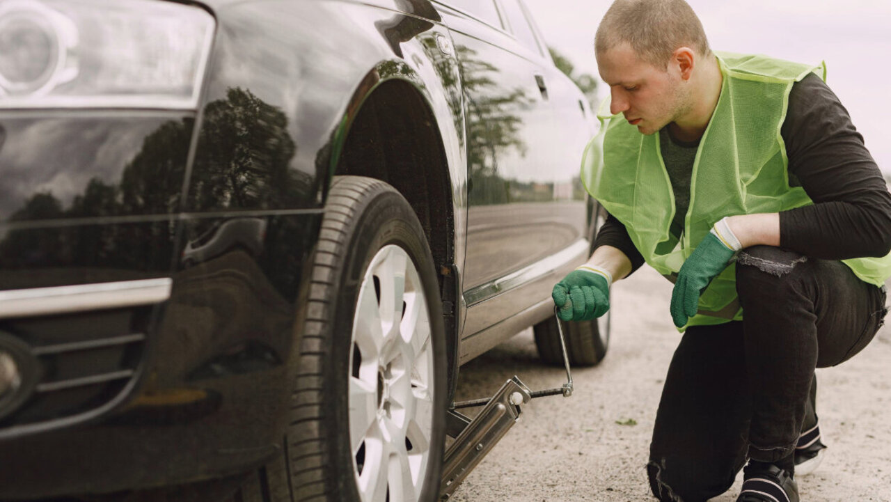 Selber machen oder in die Garage? Das muss jede(r) selbst entscheiden. Bild: Freepik