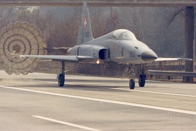 Kampfjet auf Autobahn.