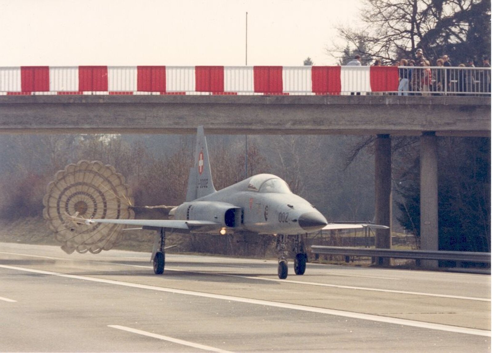 Kampfjet auf Autobahn.