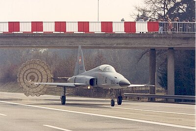 Kampfjet auf Autobahn.