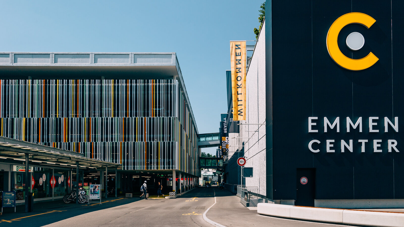 Einfahrt zum Parkhaus des Emmen Center