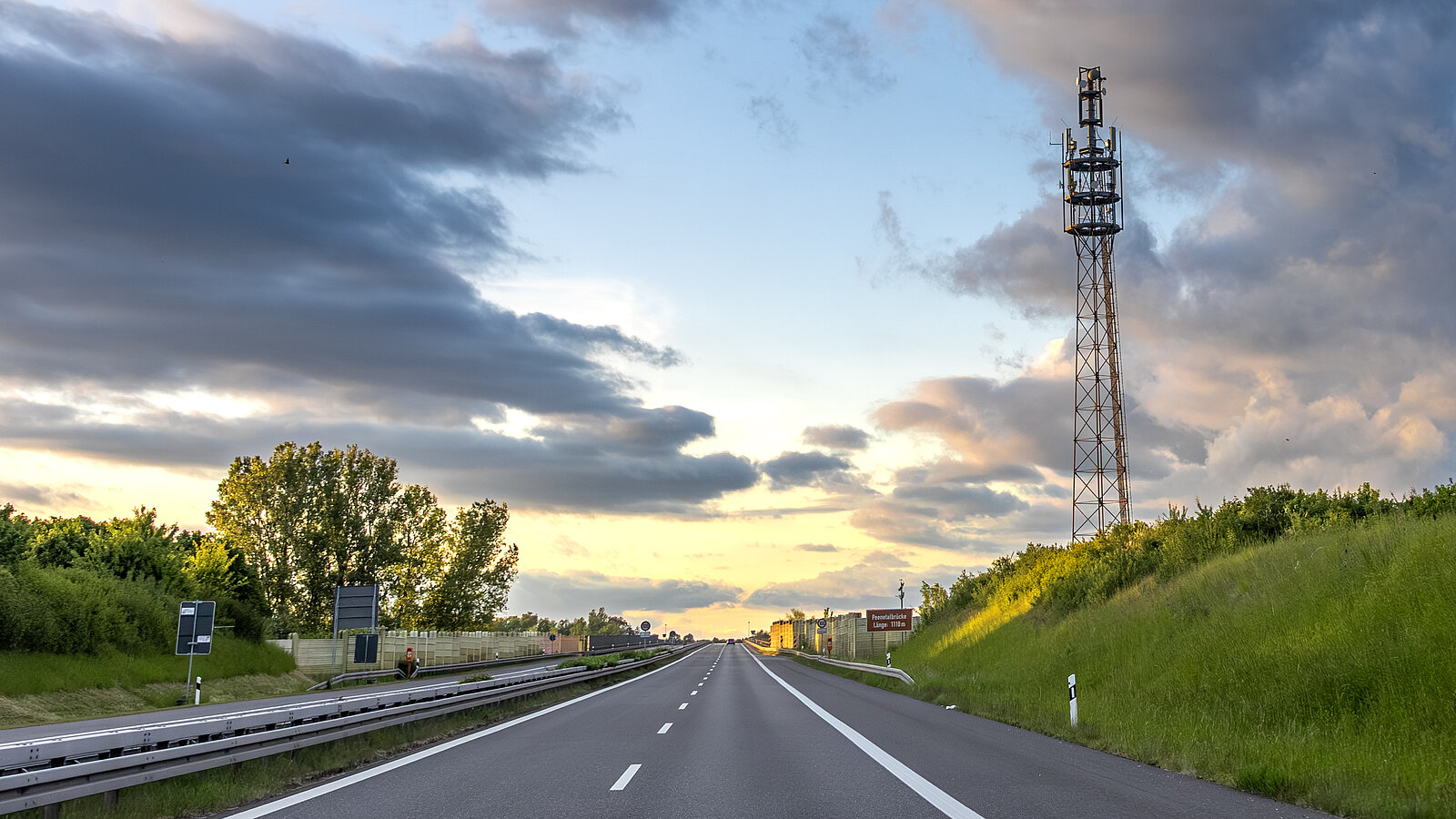 Mobilfunkantenne an der Autobahn