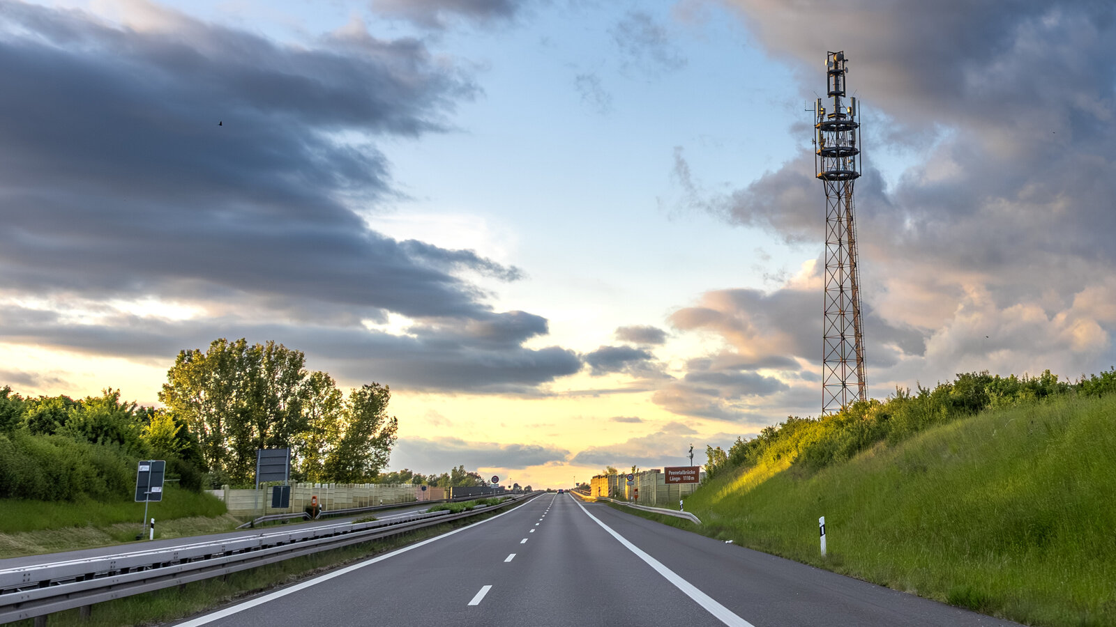 Mobilfunkantenne an der Autobahn