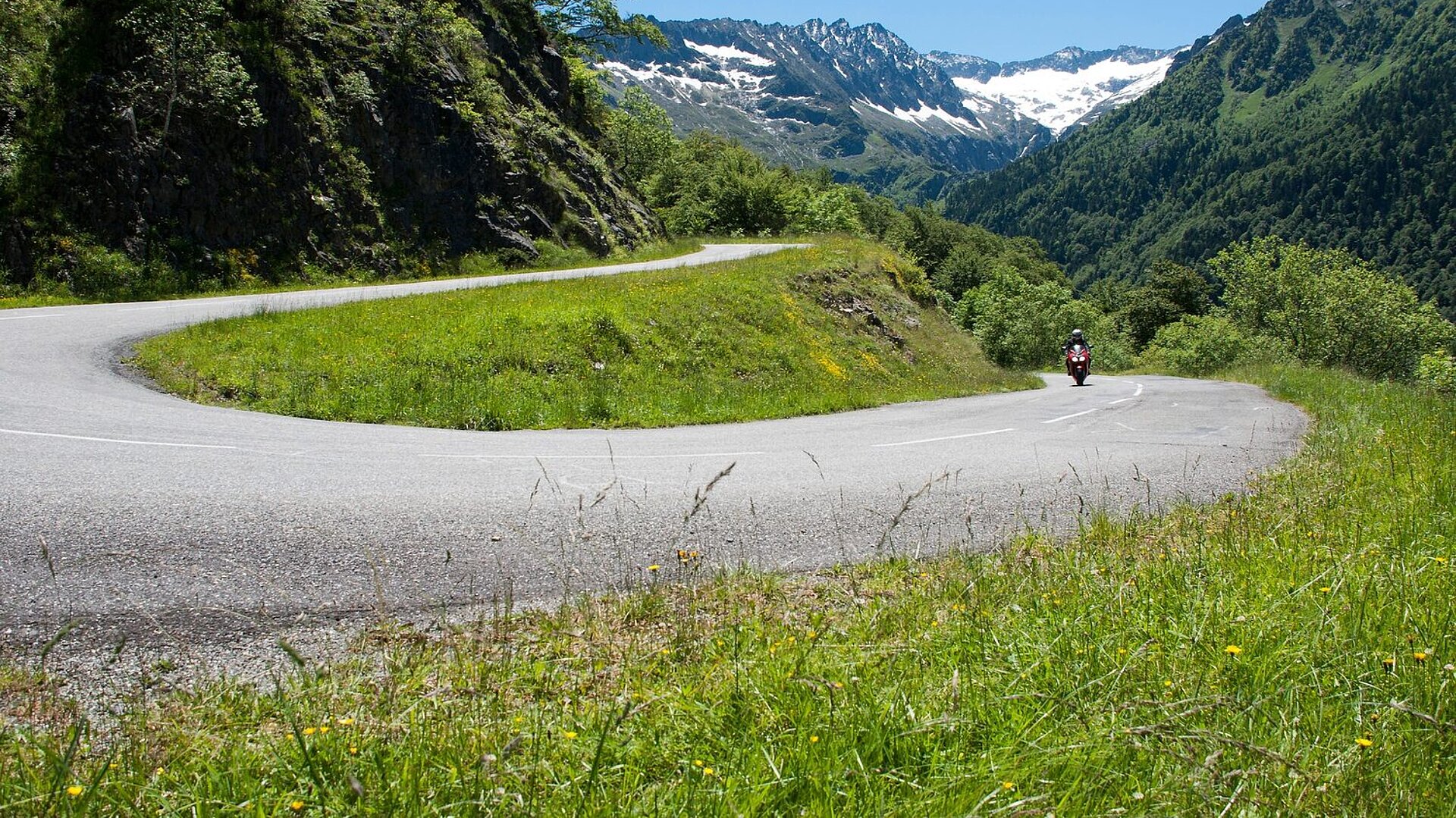 Motorrad fährt auf eine Haarnadel zu