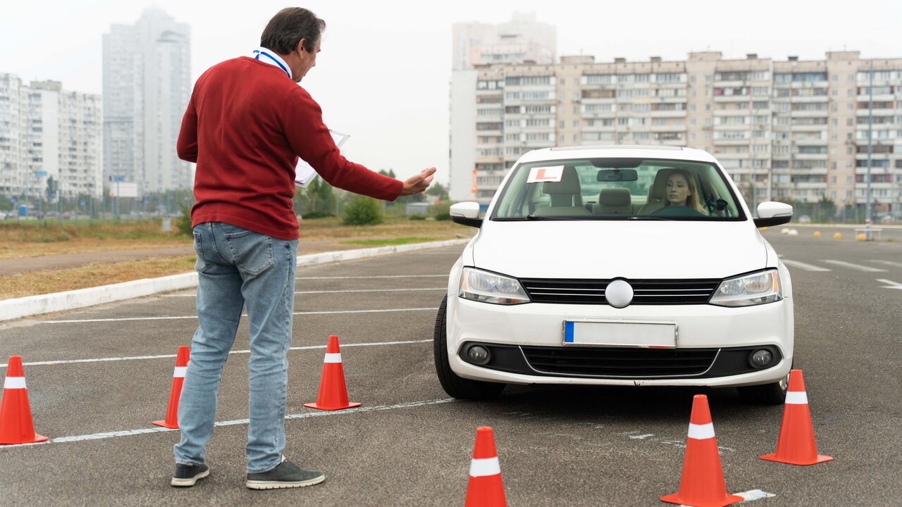 Eine junge Frau bei der Autoprüfung