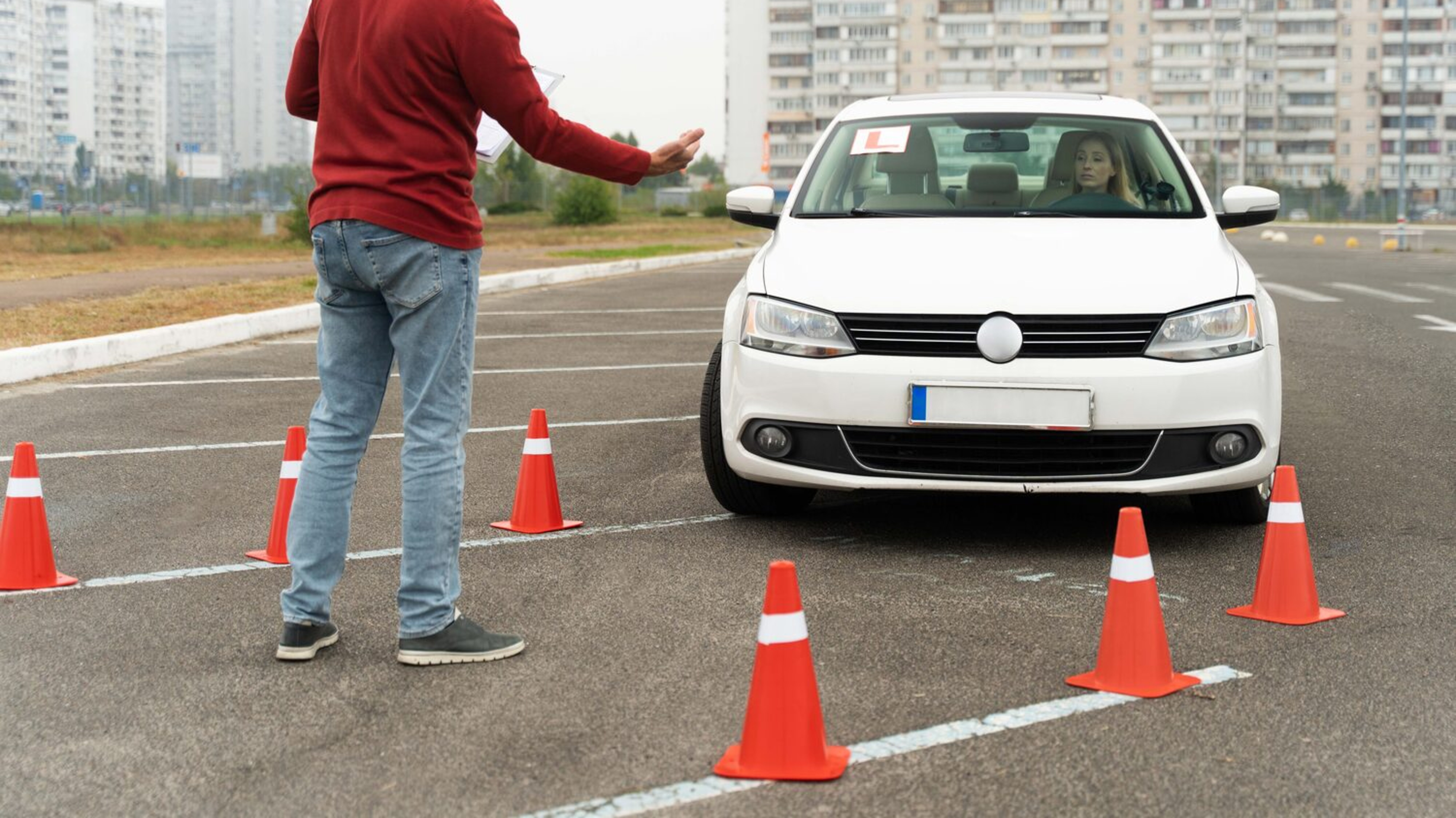 Eine junge Frau bei der Autoprüfung