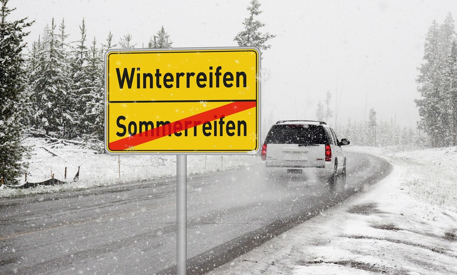 Auto auf der Strasse mit verschneitem Strassenrand.