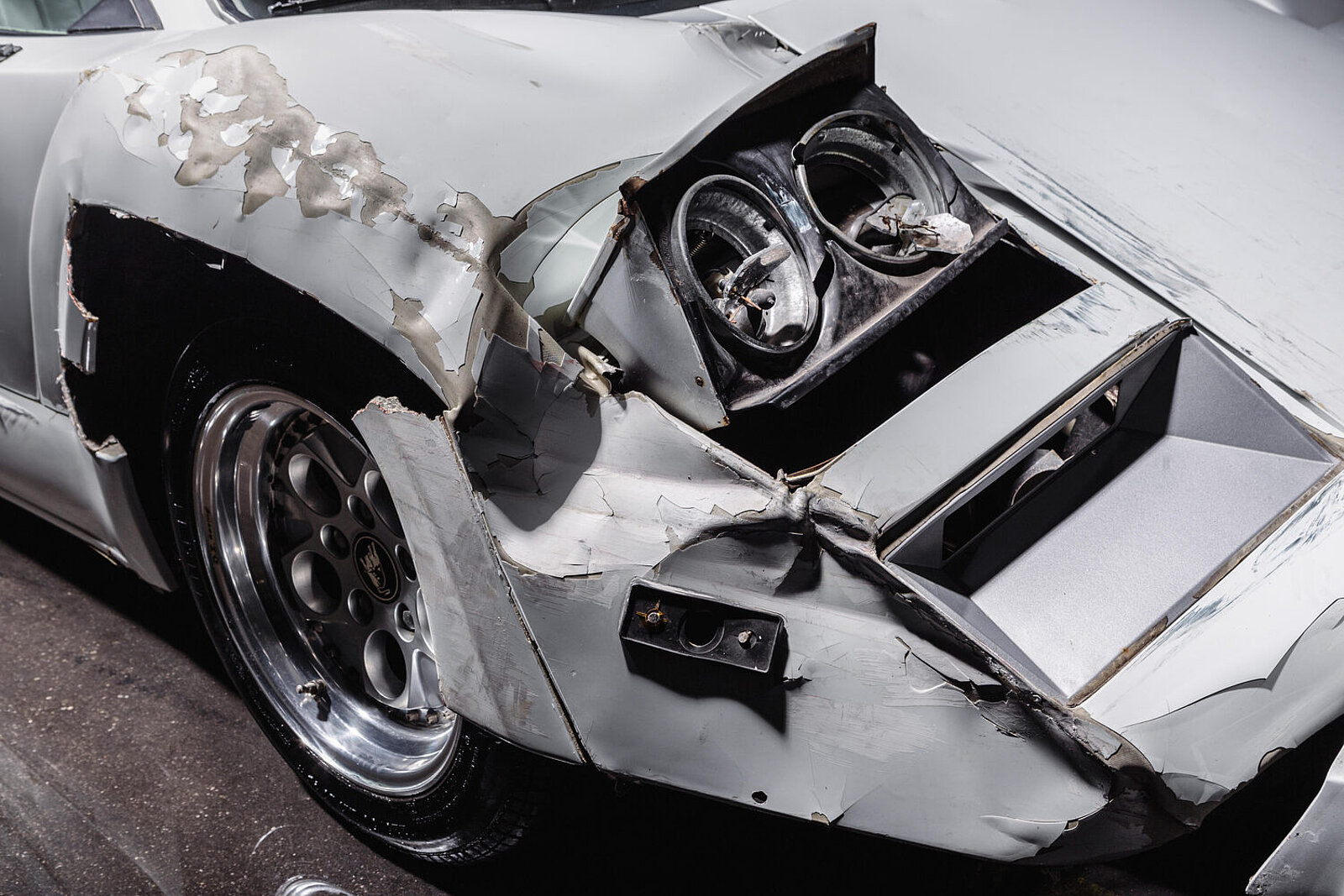 Demolierter Kotflügel des Lamborghini.