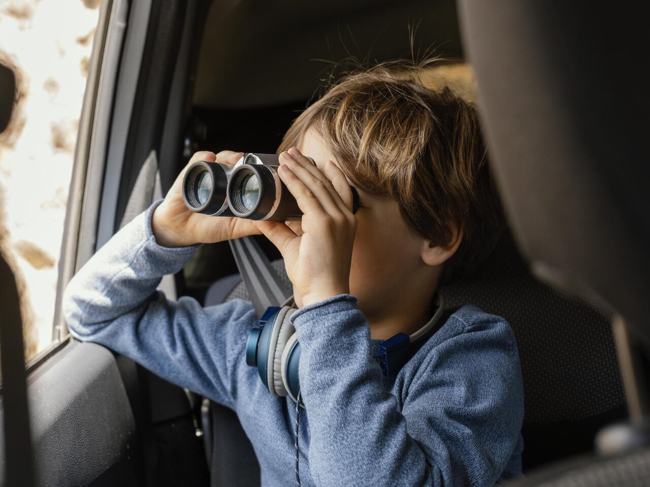 Am besten lenkt man Kinder mit Spielen ab, bei denen sie aus dem Fenster schauen müssen.