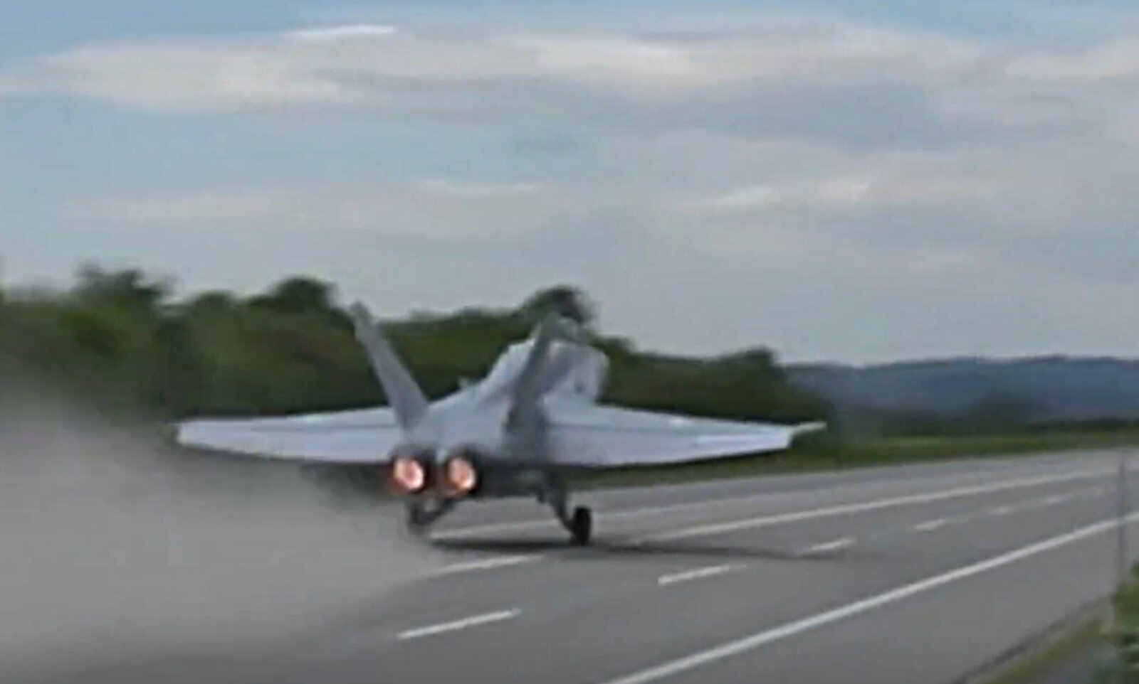 Die F/A-18 starten wieder auf der A1 bei Payerne. Bild: SRF