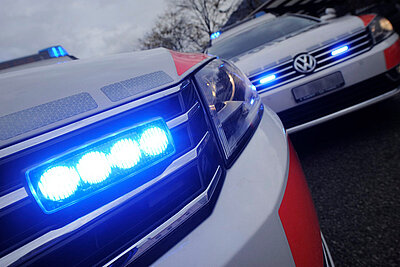 Mit einem gestohlenen Auto durchbrach ein 14-jähriger Schweizer mehrere Polizeisperren, rammte Streifenwagen und verletzte einen Beamten.