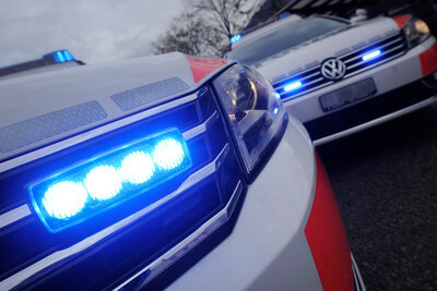 Mit einem gestohlenen Auto durchbrach ein 14-jähriger Schweizer mehrere Polizeisperren, rammte Streifenwagen und verletzte einen Beamten.