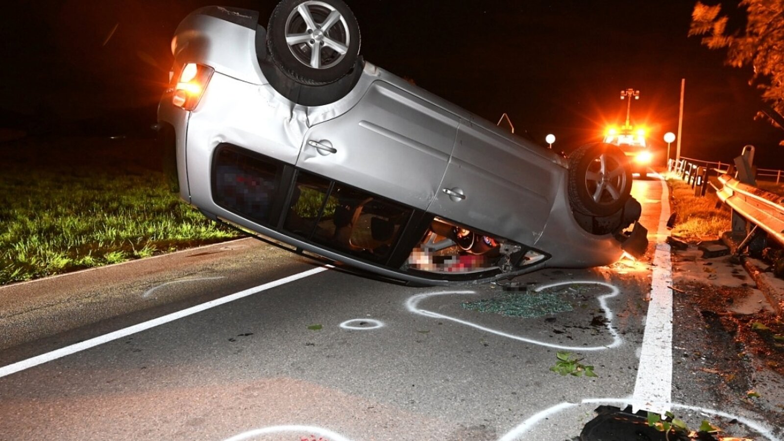 Das Auto kam auf dem Dach liegend zum Stillstand. Bild: Kantonspolizei St. Gallen