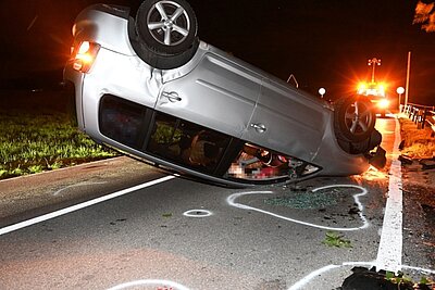 Das Auto kam auf dem Dach liegend zum Stillstand. Bild: Kantonspolizei St. Gallen