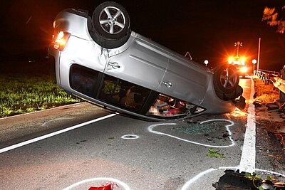 Das Auto kam auf dem Dach liegend zum Stillstand. Bild: Kantonspolizei St. Gallen