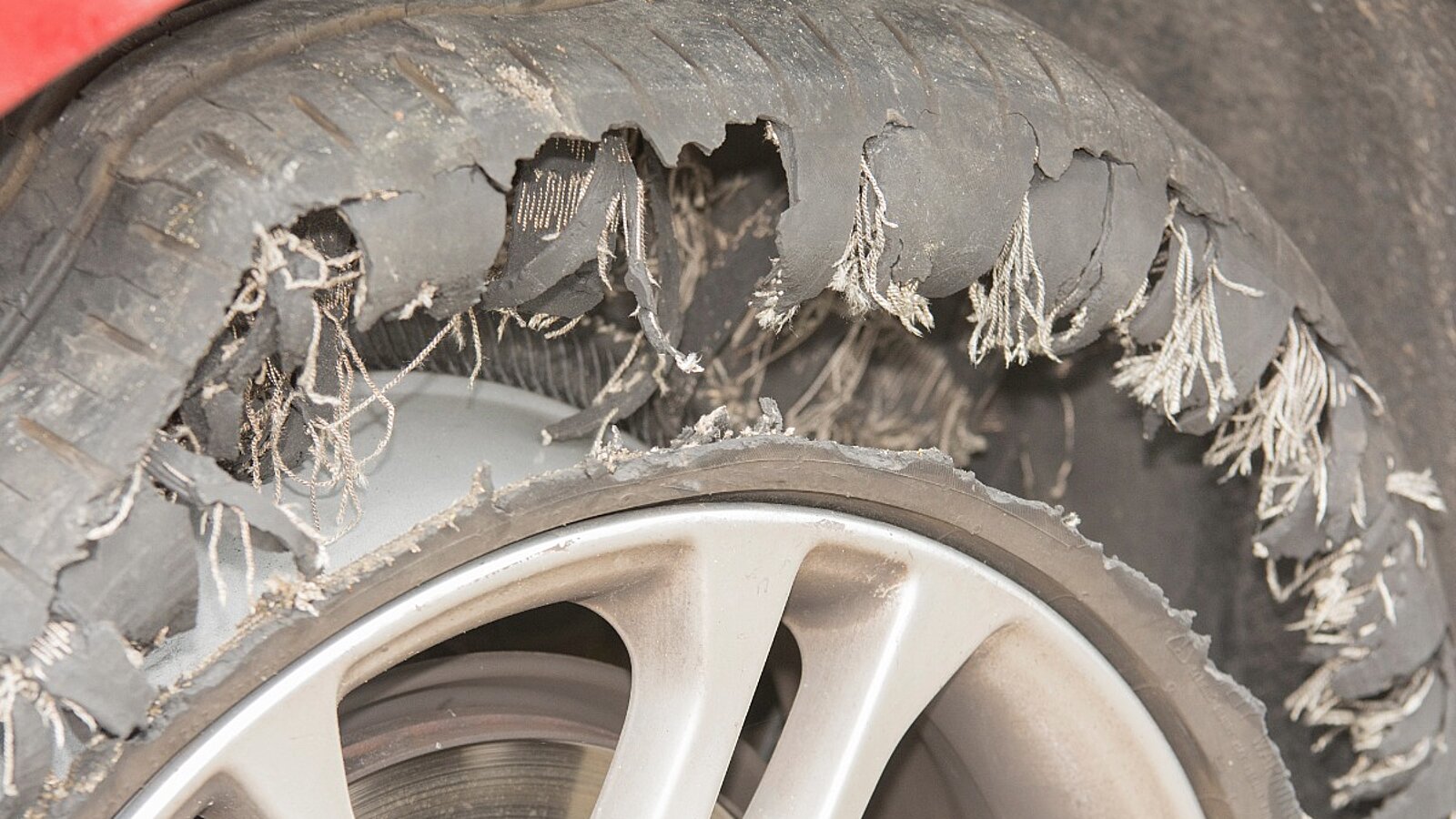 Mit welchen Folgen muss ein Autolenker rechnen, wenn der Pneu aufgrund seines Alters platzt? Bild: Adobe Stock